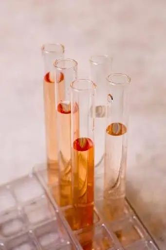 tube à essai mesurant la propreté et pureté des liquides